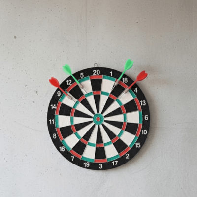 17 İnç Profesyonel Dart Tahtası Dayanıklı Yapı ve 4 Metal Dart Oku